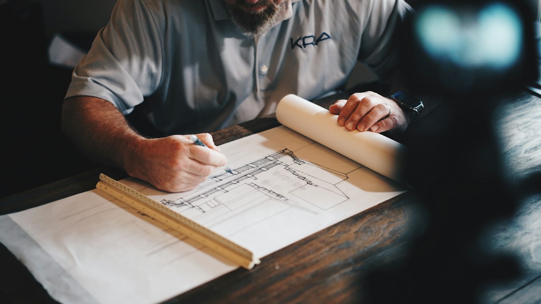 مهندس يراجع المخططات المعمارية قبل التنفيذ